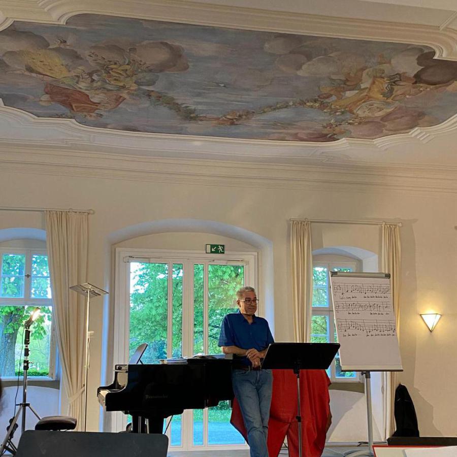 Der Männerchor beim Chorkonzert in Hanau Wilhelmsbad - ein feucht fröhlicher Auftritt. Nach einer kurzen Platzregenpause mit Spontangesang unterm (Regen-)Sonnenschirm kam die Sonne wieder und die Zuhörer genossen die musikalischen Darbietungen